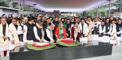 বিজয় দিবস উপলক্ষে বঙ্গবন্ধুর প্রতিকৃতিতে দলের নেতা-কর্মীদের নিয়ে শেখ হাসিনার শ্রদ্ধা। ছবি: ফোকাস বাংলা