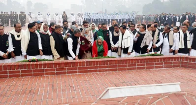 বীর শহীদদের প্রতি দলীয় নেতাদের সঙ্গে শেখ হাসিনার শ্রদ্ধা। ছবি: ফোকাস বাংলা