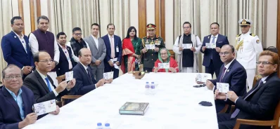 বিজয় দিবসে স্মারক ডাকটিকিট অবমুক্ত করন প্রধানমন্ত্রী শেখ হাসিনা। ছবি: ফোকাস বাংলা
