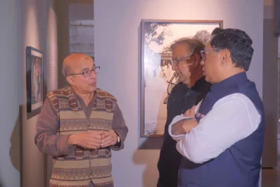 প্রদর্শনীতে তৌফিক ই এলাহী চৌধুরী (বামে) ও নসরুল হামিদ (ডানো)। 
