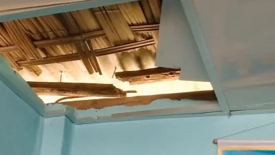 বাদশা মিয়ার অফিসের পেছনের অংশ। যেখান দিয়ে যেকোন কিছু ঢোকানো সম্ভব দাবি পরিবারের। ছবি: ইত্তেফাক&nbsp;