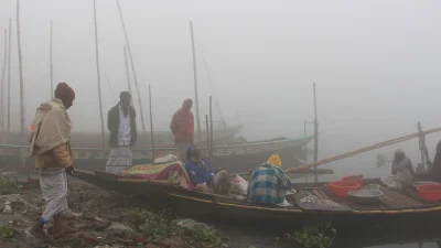 পৌষের সকালে কুয়াশার চাদরে ঢেকেছে রাজধানীর বিভিন্ন এলাকা। ছবি: ফোকাস বাংলা