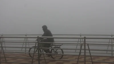 শহুরে জীবনে থেমে নেই কর্মজীবী মানুষের চলাফেরা। ছবি: ফোকাস বাংলা