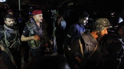 মধ্যরাতে জঙ্গিরা পুলিশ স্টেশনে হামলা করে এবং ভবনে ঢোকার চেষ্টা করে।
