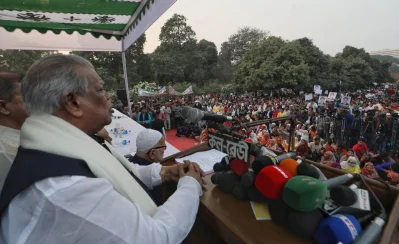 বক্তব্য রাখছেন আমির হোসেন আমু। ছবি: আব্দুল গনি