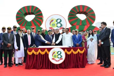 চট্টগ্রাম মেট্রোপলিটন পুলিশের (সিএমপি) ৪৪তম প্রতিষ্ঠাবার্ষিকী উপলক্ষে অন্যান্য অতিথিদের নিয়ে কেট কাটছেন আইজিপি চৌধুরী আবদুল্লাহ আল-মামুন।