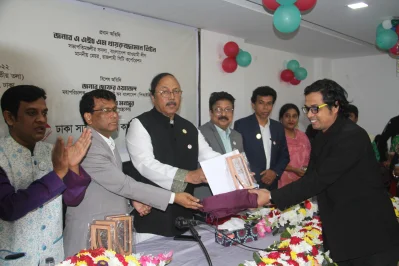 সম্মাননা গ্রহণ করছেন ইত্তেফাক অনলাইনের নিউজ এডিটর শান্তনু চৌধুরী। ছবি: ইত্তেফাক