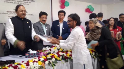 সম্মাননা গ্রহণ করছেন দৈনিক ইত্তেফাকের কচি-কাঁচার আসরের বিভাগীয় সম্পাদক অতনু তিয়াস। ছবি: ইত্তেফাক