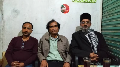 ডান থেকে অন্তরাশ্রম সম্পাদক কবি এনামূল হক পলাশ, মাঝে লেখক ও চিন্তক অনুপ সাদি