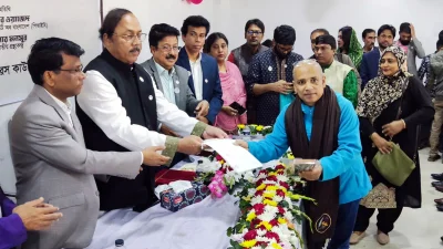 সম্মাননা গ্রহণ করছেন দৈনিক ইত্তেফাকের ফিচার কো অর্ডিনেটর চৌধুরী ফেরদৌস। ছবি: ইত্তেফাক