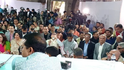 মঙ্গলবার ধানমন্ডিতে আওয়ামী লীগ সভাপতির রাজনৈতিক কার্যালয়ে দলের ২২তম জাতীয় কাউন্সিল উপলক্ষে গঠিত খাদ্য উপ-কমিটি ও প্রচার কমিটির সভায় আগত নেতারা।