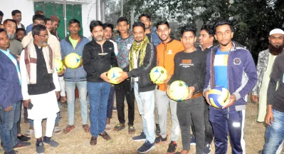 চরভদ্রাসন স্পোর্টিং ক্লাবের সদস্যদের হাতে ফুটবল তুলে দেন নিক্সন চৌধুরী।