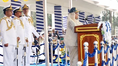 শীতকালীন রাষ্ট্রপতি কুচকাওয়াজে প্রধানমন্ত্রী। ছবি: ফোকাস বাংলা
