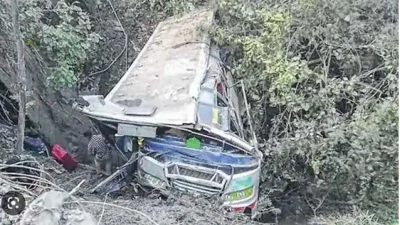 ভারতের উত্তর-পূর্বাঞ্চলীয় রাজ্য মণিপুরে দুইটি বাসের মুখোমুখি সংঘর্ষে অন্তত সাত শিক্ষার্থী নিহত হয়েছেন।