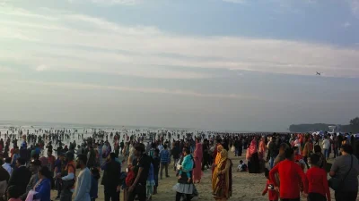 লোকারণ্য হয়ে উঠেছে পর্যটন নগরী কক্সবাজার। ছবি: ইত্তেফাক