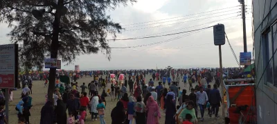 লোকারণ্য হয়ে উঠেছে পর্যটন নগরী কক্সবাজার। ছবি: ইত্তেফাক