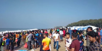 সাগর তীরে আনন্দে মেতেছেন ভ্রমণপিপাসুরা। ছবি: ইত্তেফাক