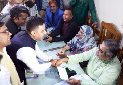 আওয়ামী লীগের প্রতিনিধিদল নয়াপল্টনে বিএনপির কেন্দ্রীয় কার্যালয়ে গিয়ে আমন্ত্রণ জানায়। ছবি: ফোকাস বাংলা