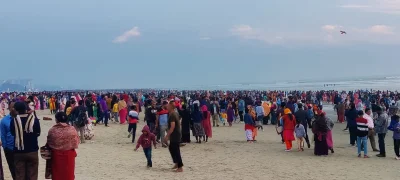 লোকারণ্য হয়ে উঠেছে পর্যটন নগরী কক্সবাজার। ছবি: ইত্তেফাক