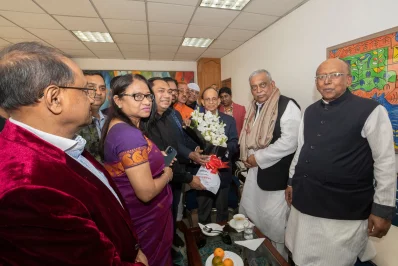 শুভেচ্ছা জানাতে আসেন স্বরাষ্ট্রমন্ত্রী আসাদুজ্জামান খান কামাল। ছবি: আব্দুল গনি