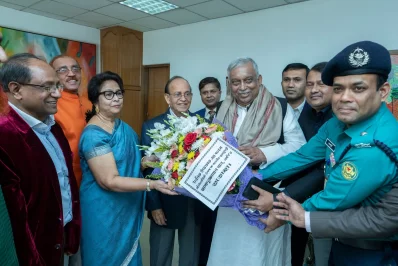 শুভেচ্ছা জানাতে আসেন স্বরাষ্ট্রমন্ত্রী আসাদুজ্জামান খান কামাল। ছবি: আব্দুল গনি