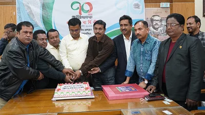 গফরগাঁও প্রেসক্লাবে প্রতিষ্ঠাবার্ষিকী উপলক্ষে কেক কাটা হচ্ছে। ছবি: ইত্তেফাক