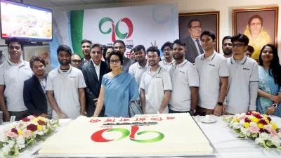 ইত্তেফাক ভবনে ইত্তেফাকের ৭০ বছরে পদার্পণ উপলক্ষে কেট কাটা হচ্ছে।