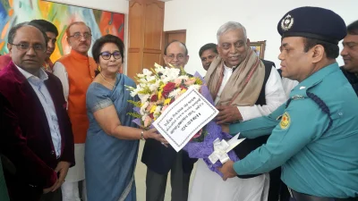 ইত্তেফাকের প্রতিষ্ঠাবার্ষিকীতে শুভেচ্ছা জানাতে ইত্তেফাক ভবনে স্বরাষ্ট্রমন্ত্রী আসাদুজ্জামান খান কামাল।