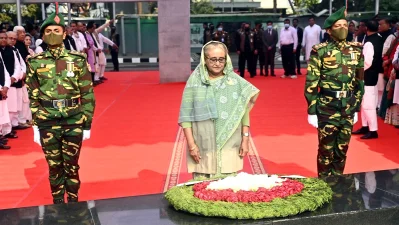 বঙ্গবন্ধুর প্রতিকৃতিতে ফুল দিয়ে শ্রদ্ধা জানাচ্ছেন আওয়ামী লীগ সভাপতি শেখ হাসিনা। ছবি: ফোকাস বাংলা