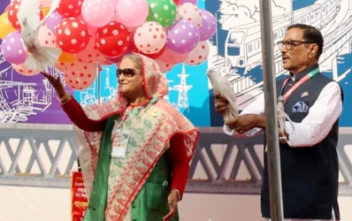 জাতীয় পতাকা উত্তোলন এবং পায়রা উড়িয়ে আওয়ামী লীগের সম্মেলনের উদ্বোধন করেন দলটির সভাপতি ও প্রধানমন্ত্রী শেখ হাসিনা।