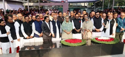 বঙ্গবন্ধুর প্রতিকৃতিতে আওয়ামী লীগের নবনির্বাচিত কেন্দ্রীয় নেতৃবৃন্দের শ্রদ্ধা। ছবি: ফোকাস বাংলা