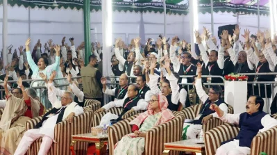 আওয়ামী লীগের সভাপতি পদে শেখ হাসিনার নাম প্রস্তাব করেন কাউন্সিলর আমির হোসেন আমু। তাতে সমর্থন করেন মোস্তাফিজুর রহমান ফিজার এমপি। এ সময় নির্বাচন পরিচালনা কমিটি বিকল্প নাম আহ্বান করলে কাউন্সিলররা সমস্বরে &lsquo;না&rsquo; উচ্চারণ করেন।