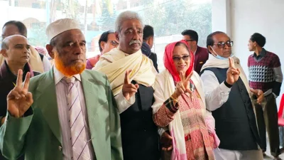 ভোট দিতে নগরীর লায়ন্স স্কুল অ্যান্ড কলেজ কেন্দ্রে যান হোসনে আরা লুৎফা ডালিয়া। ছবি: ইত্তেফাক