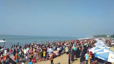 কক্সবাজার বেড়াতে আসা পর্যটক