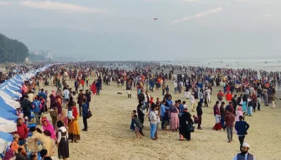 কক্সবাজার বেড়াতে আসা পর্যটক