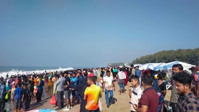 কক্সবাজার বেড়াতে আসা পর্যটক