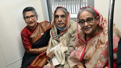 মেট্রোরেলে শেখ রেহানা, মতিয়া চৌধুরী ও প্রধানমন্ত্রী শেখ হাসিনা। ছবি: ফোকাস বাংলা