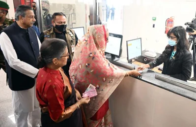 মেট্রোরেলের টিকিট কাটছেন প্রধানমন্ত্রী শেখ হাসিনা। ছবি: পিএমও