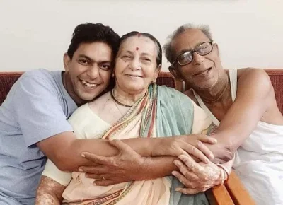 বাবা ও মায়ের সঙ্গে চঞ্চল চৌধুরী