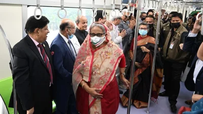 মেট্রোরেলে প্রধানমন্ত্রী শেখ হাসিনা। ছবি: পিএমও