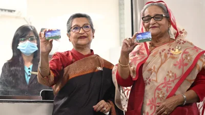 টিকিট কাটেন প্রধানমন্ত্রী শেখ হাসিনা ও শেখ রেহেনা। ছবি: ফোকাস বাংলা