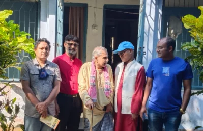 স্বাধীনতা পদকপ্রাপ্ত ও প্রগতিবাদী লেখক যতীন সরকারের সঙ্গে কবি এনামূল হক পলাশ