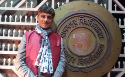 ভারত ভ্রমণে কলকাতায় যাদবপুর বিশ্ববিদ্যালয়ে কবি এনামূল হক পলাশ। ছবি: পলিয়ার ওয়াহিদ
