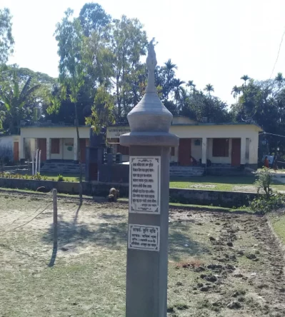 নিজ গ্রামে কবি এনামূল হক পলাশের প্রতিষ্ঠিত &lsquo;কূপিবাতি&rsquo; ভাস্কর্য। ছবি: আহমেদ তোফায়েল