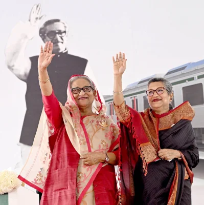 প্রধানমন্ত্রী শেখ হাসিনার সঙ্গে মেট্রোরেলের উদ্বোধন অনুষ্ঠানে বঙ্গবন্ধুর কনিষ্ঠকন্যা ও প্রধানমন্ত্রীর বোন শেখ রেহানা উপস্থিত ছিলেন। 