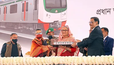 মেট্রোরেলের উদ্বোধন উপলক্ষে প্রধানমন্ত্রীকে একটি মেট্রোরেলের রেপলিকা উপহার দেন সেতুমন্ত্রী ওবায়দুল কাদের।