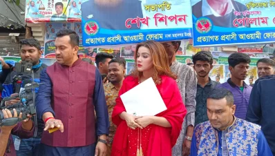 আওয়ামী লীগ সভাপতির ধানমন্ডির রাজনৈতিক কার্যালয় থেকে মনোনয়ন ফরম সংগ্রহ করেন মাহি। ছবি: ইত্তেফাক