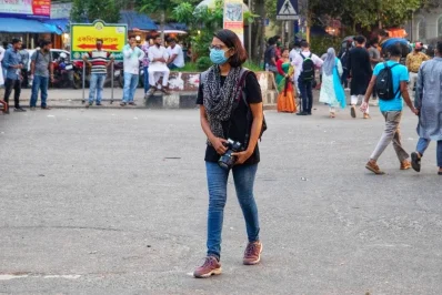 পেশাগত দায়িত্ব পালনের সময় সাংবাদিক শারমিন শবনম