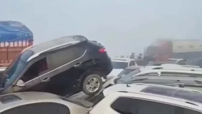 সেতুর ওপর বিশাল এলাকাজুড়ে গাড়ির স্তূপ।