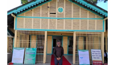 নিজের প্রতিষ্ঠিত স্বপ্নের &lsquo;ভূমি জাদুঘর&rsquo; এর সামনে কবি এনামূল হক পলাশ